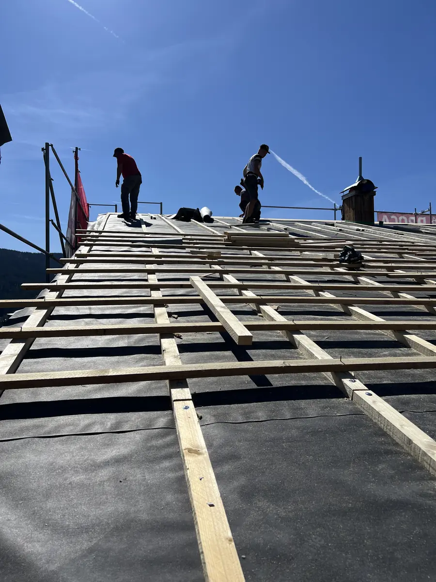 Handwerker montieren die Dachlattung