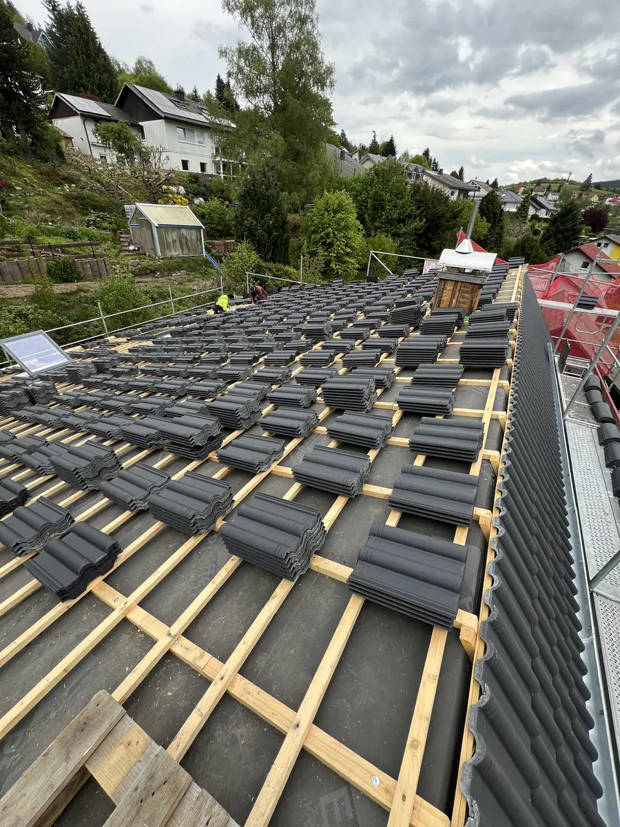 Dachsteine auf der Lattung verteilt, Eindeckung läuft