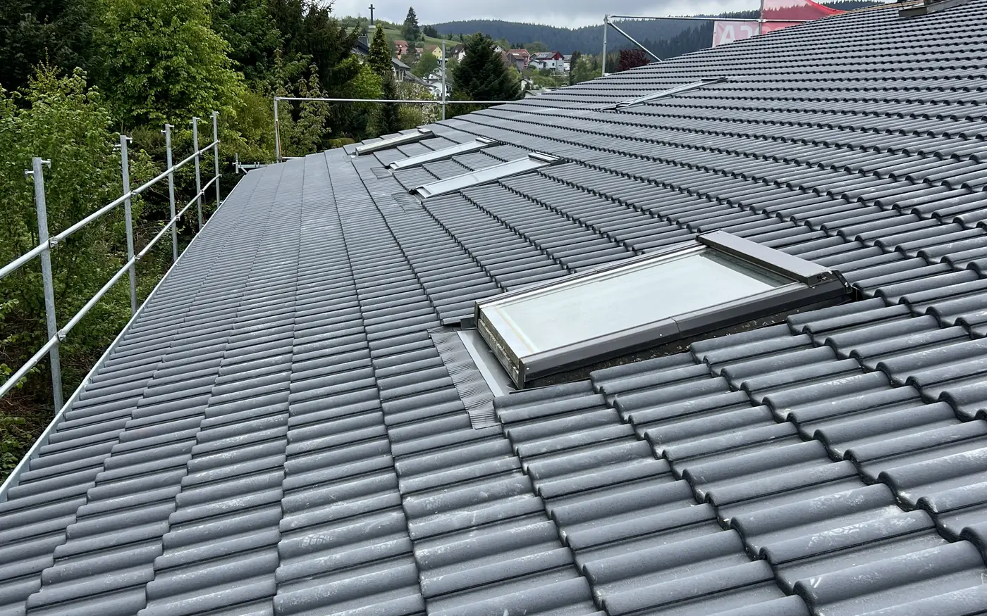 Nachher: die fertige neue Eindeckung mit Dachfenster