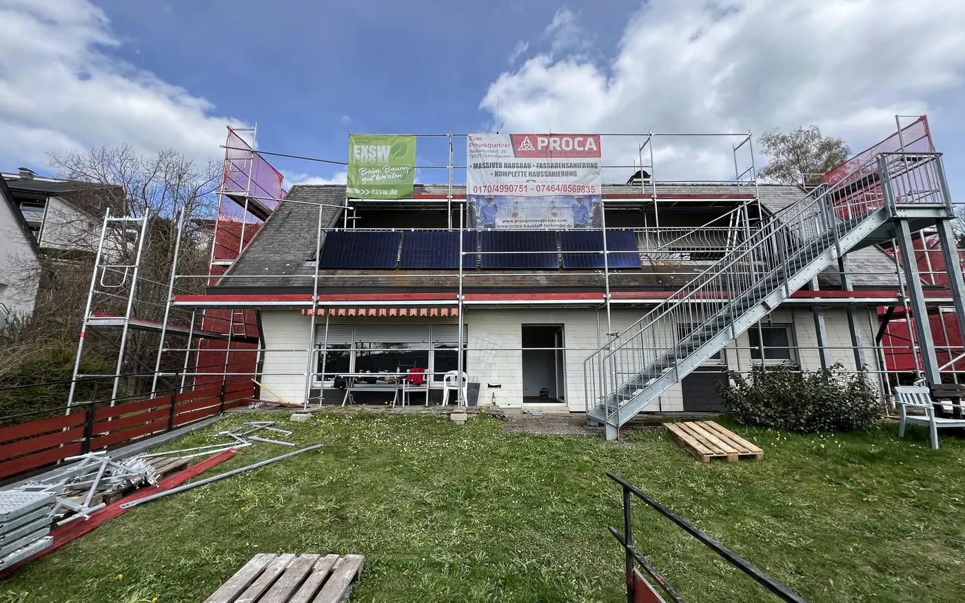 Vorher: das Haus zu Projektbeginn mit dem alten Dach