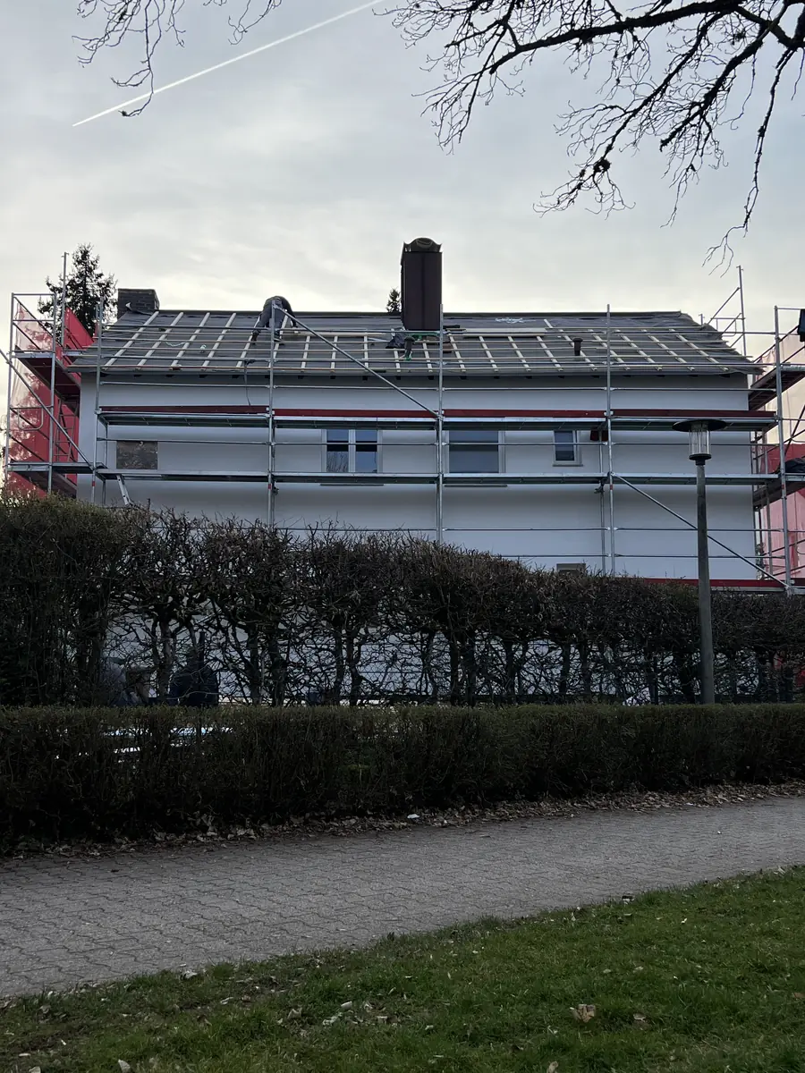 Das Mehrfamilienhaus vor der Sanierung mit alter Dacheindeckung