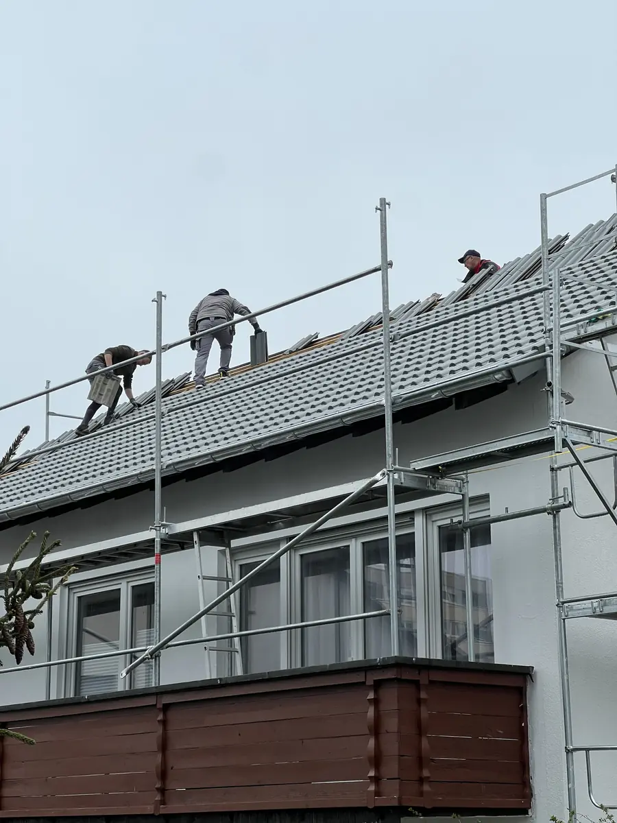 Erste Reihen grauer Dachsteine