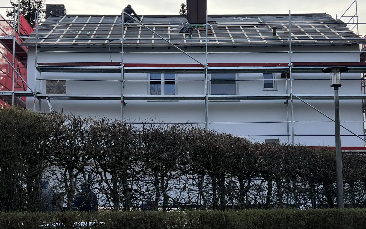 Vorher: das Gebäude zu Projektbeginn mit der alten Eindeckung