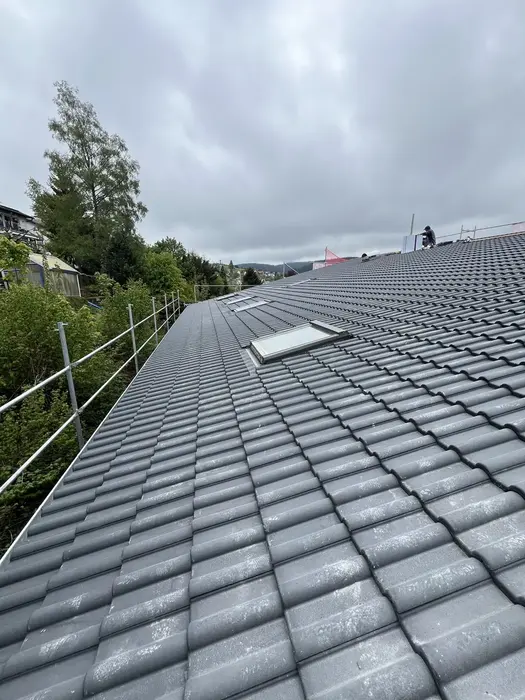 Fertige Neueindeckung mit Dachfenster aus der Ferne