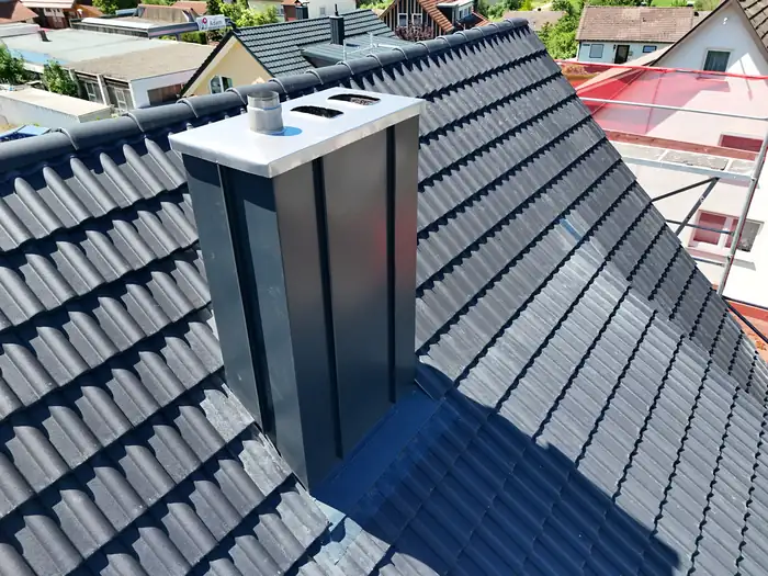 Fertige Neueindeckung aus der Luft, mit neu verkleidetem Kamin
