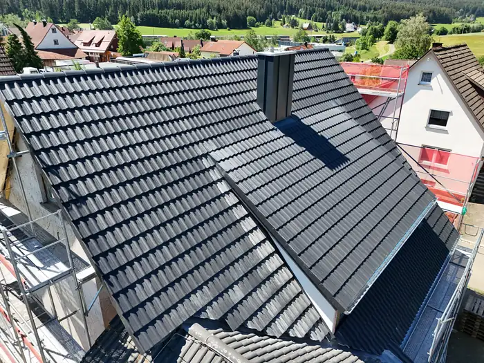 Luftaufnahme des fertigen Daches mit Graten und Nachbarhäusern