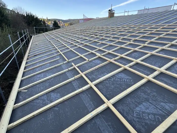 Traglattung über die gesamte Dachfläche, Kamin im Hintergrund