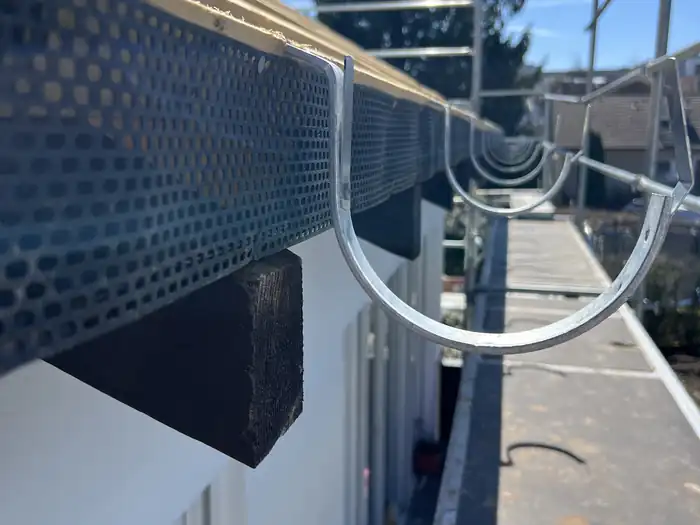 Traufabschluss mit Rinne und Lüftungsband im Detail
