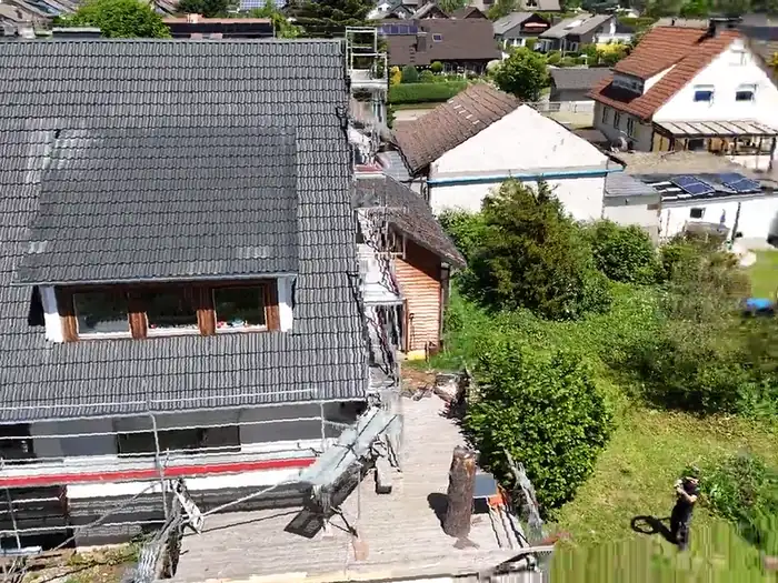 Drohnenaufnahme des fertig eingedeckten Daches
