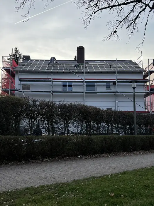 Wohngebäude vor Beginn der Sanierung, Ansicht von der Straße