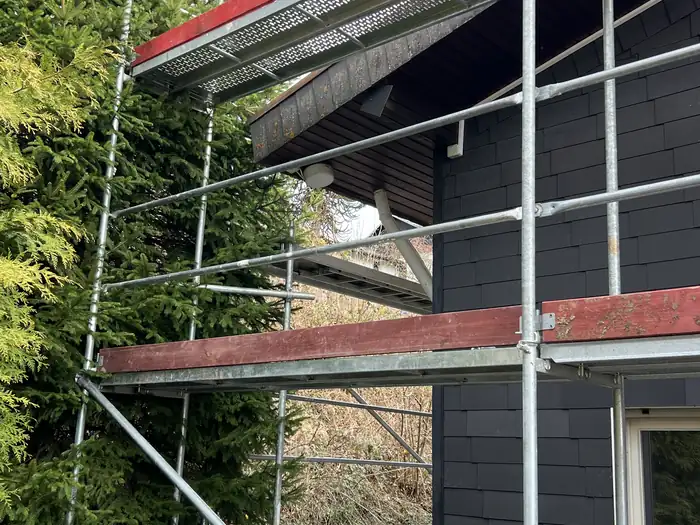 Dunkle Plattenverkleidung unter dem verkleideten Dachüberstand