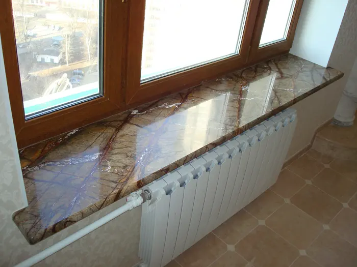 Maßgefertigte Fensterbank aus Marmor über einem Heizkörper