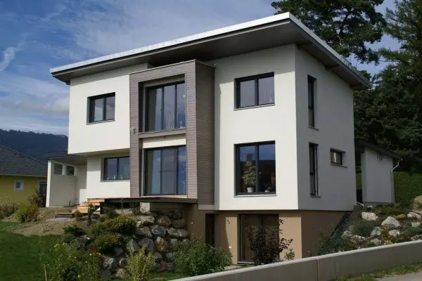 Massivhaus über drei Ebenen in Hanglage