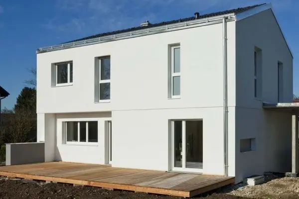Neubau eines Wohnhauses mit Holzterrasse kurz vor der Übergabe