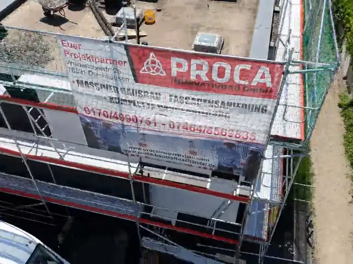Drohnenaufnahme der Baustelle mit Proca-Banner