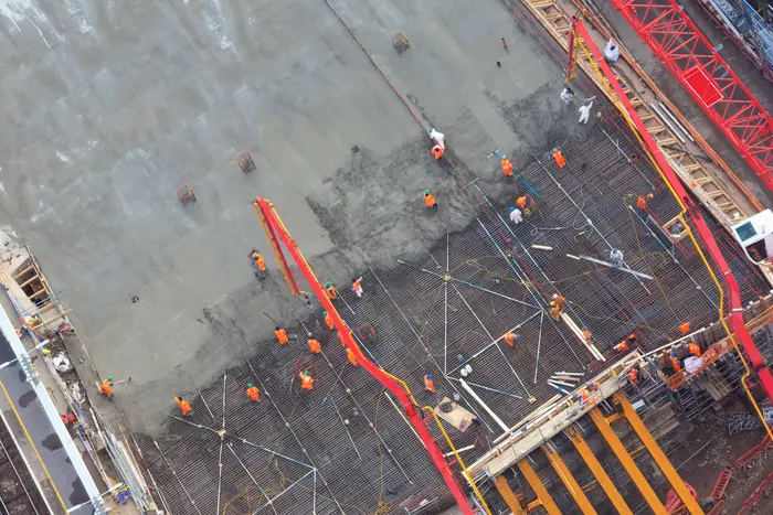 Luftaufnahme einer Bodenplatte mit verlegter Bewehrung vor dem Betonieren