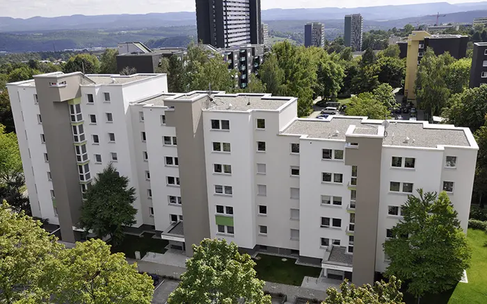 Wohnanlage im Geschosswohnungsbau mit mehreren Gebäuderiegeln