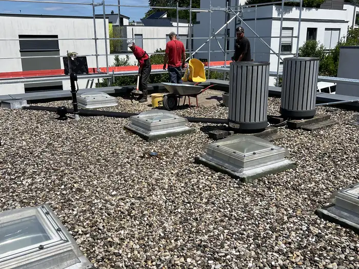 Lüftungsaufsätze und Lichtkuppeln auf dem Kiesdach