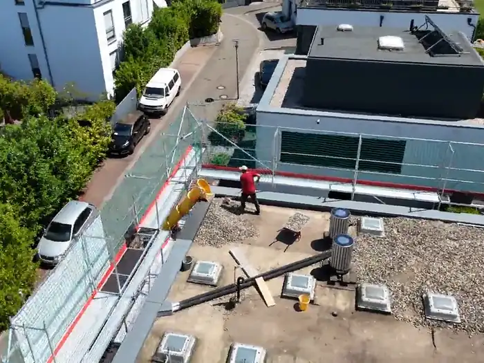 Drohnenaufnahme der Flachdacharbeiten auf einem Wohnobjekt