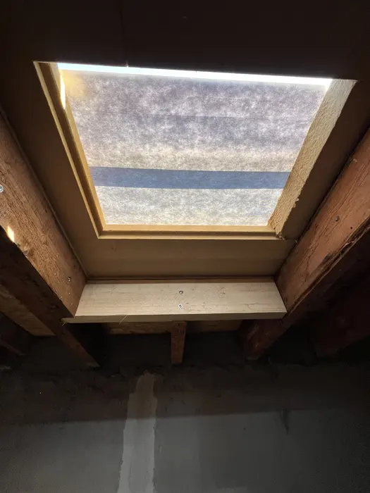 Dachfensterlaibung von innen mit Holzrahmen und Dämmebene