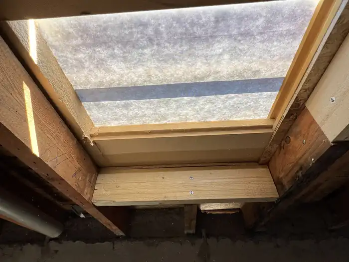 Ausgebaute Dachfensterlaibung mit Sparren und Dämmung