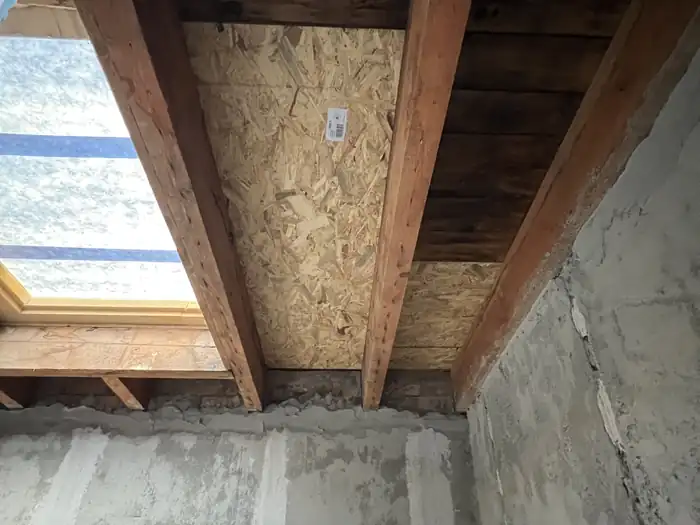 Dachfensterlaibung mit OSB-Beplankung und Anschluss an die Betonwand