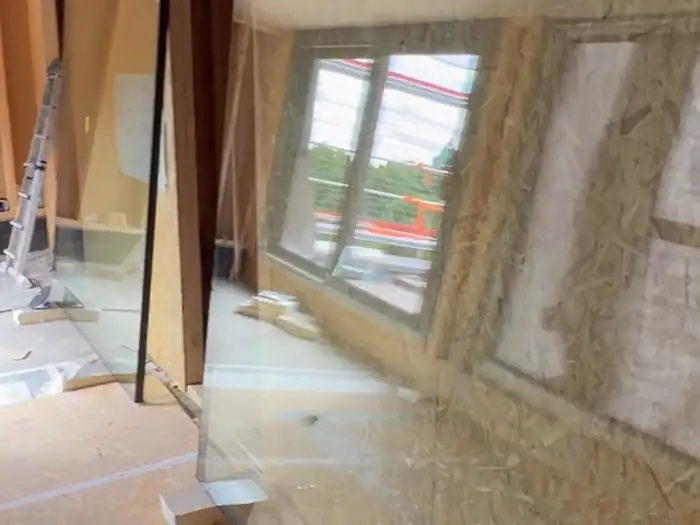 Innenausbau mit Holzdecke, gedämmten Wänden und vorbereitetem Boden